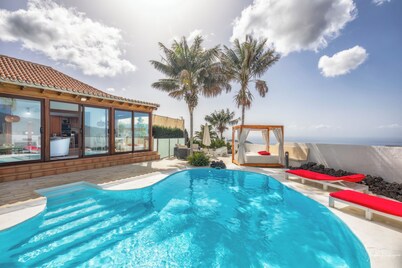 Villa with three bedrooms and two bathrooms with three independent living rooms.