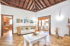 Een flatscreentelevisie, een open haard en boeken