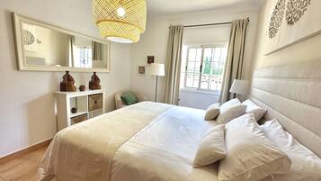 3 slaapkamers, een strijkplank/strijkijzer, gratis wifi, beddengoed