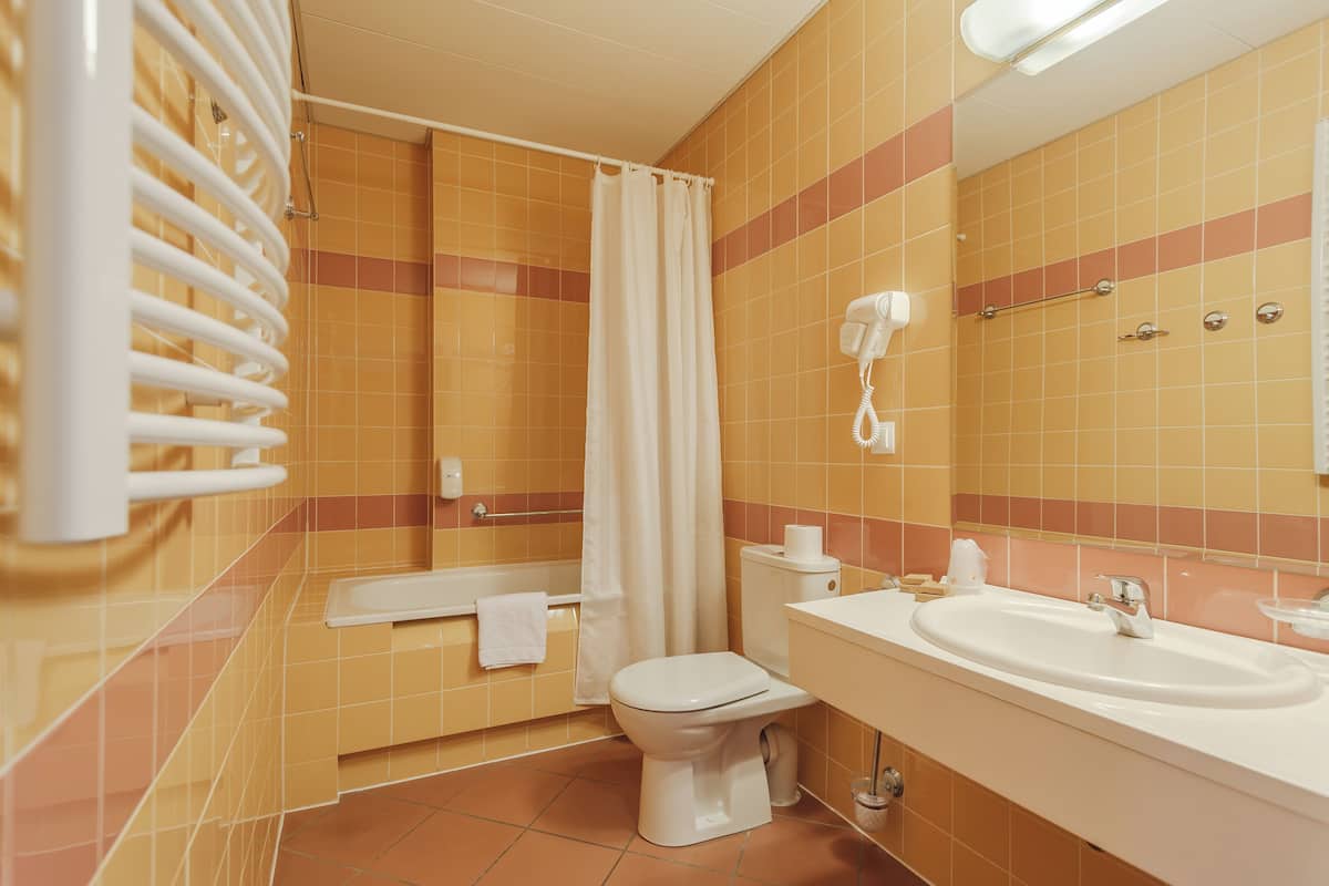 standard twin room | bathroom | towels