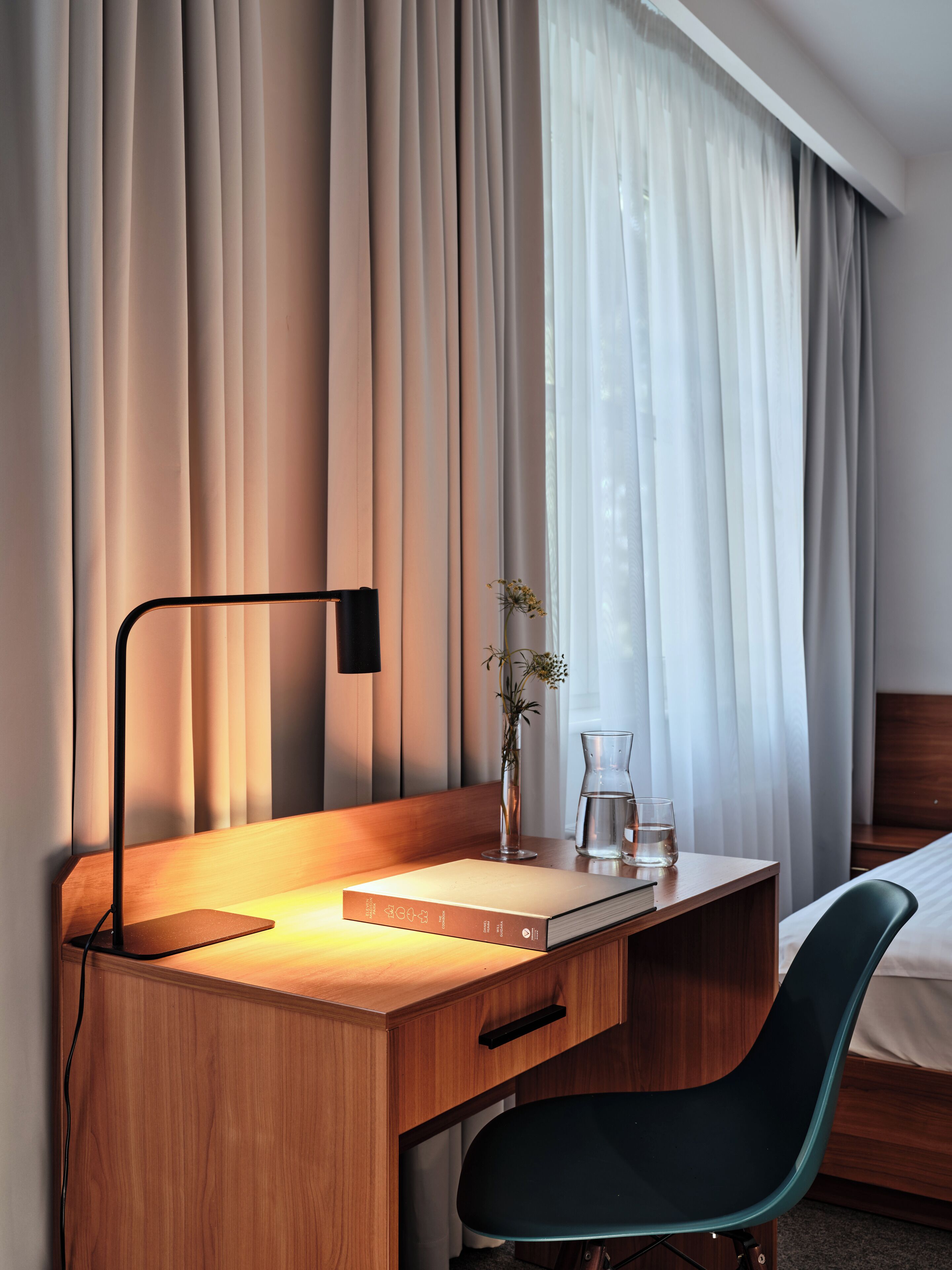 standard twin room | 1 bedroom, in-room safe, desk, iron/ironing board