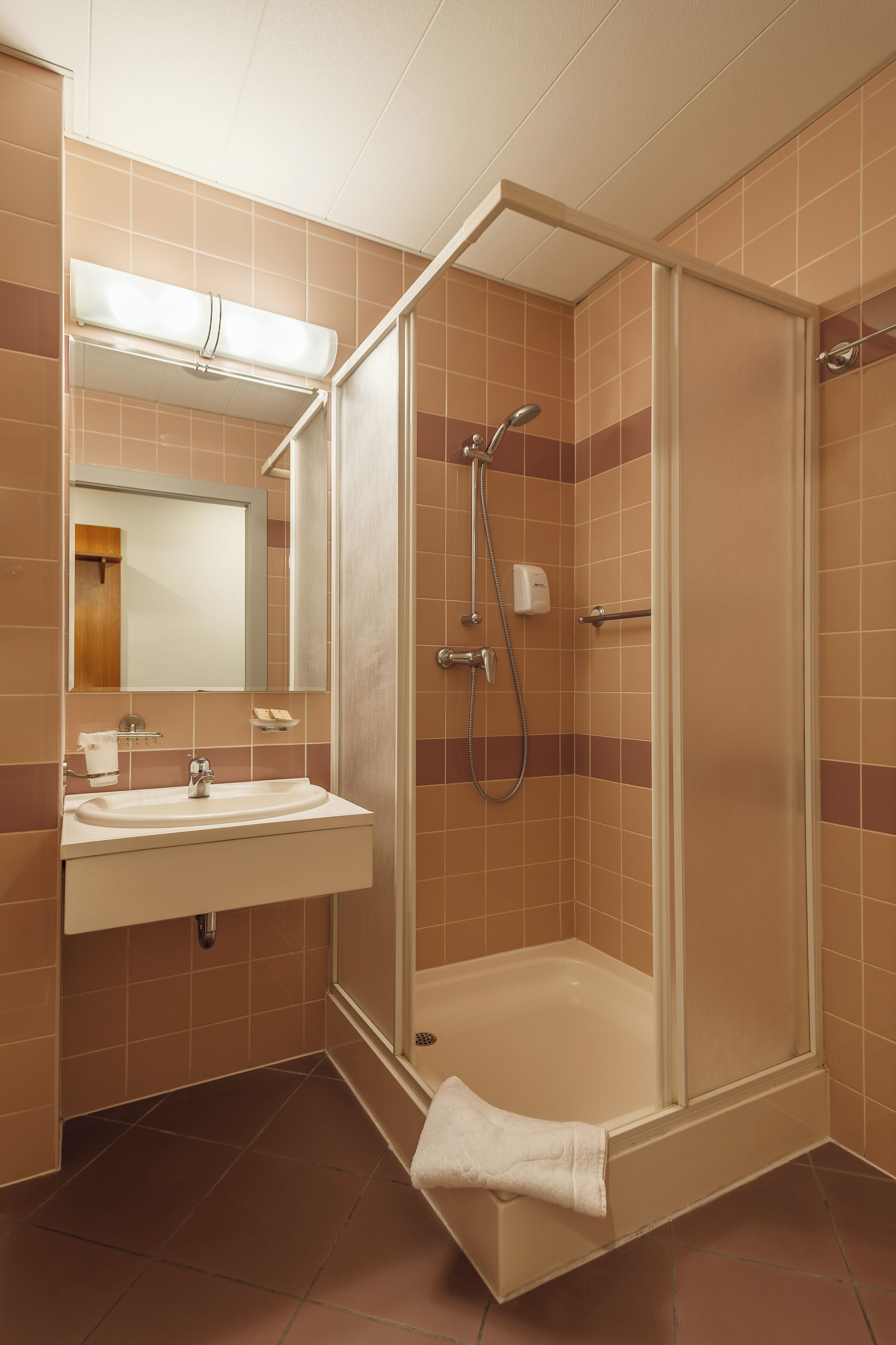 standard single room | bathroom | towels