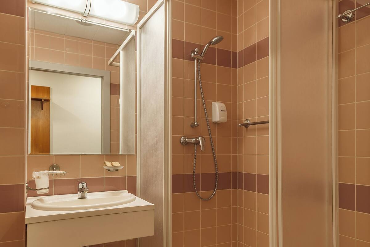 standard single room | bathroom | towels