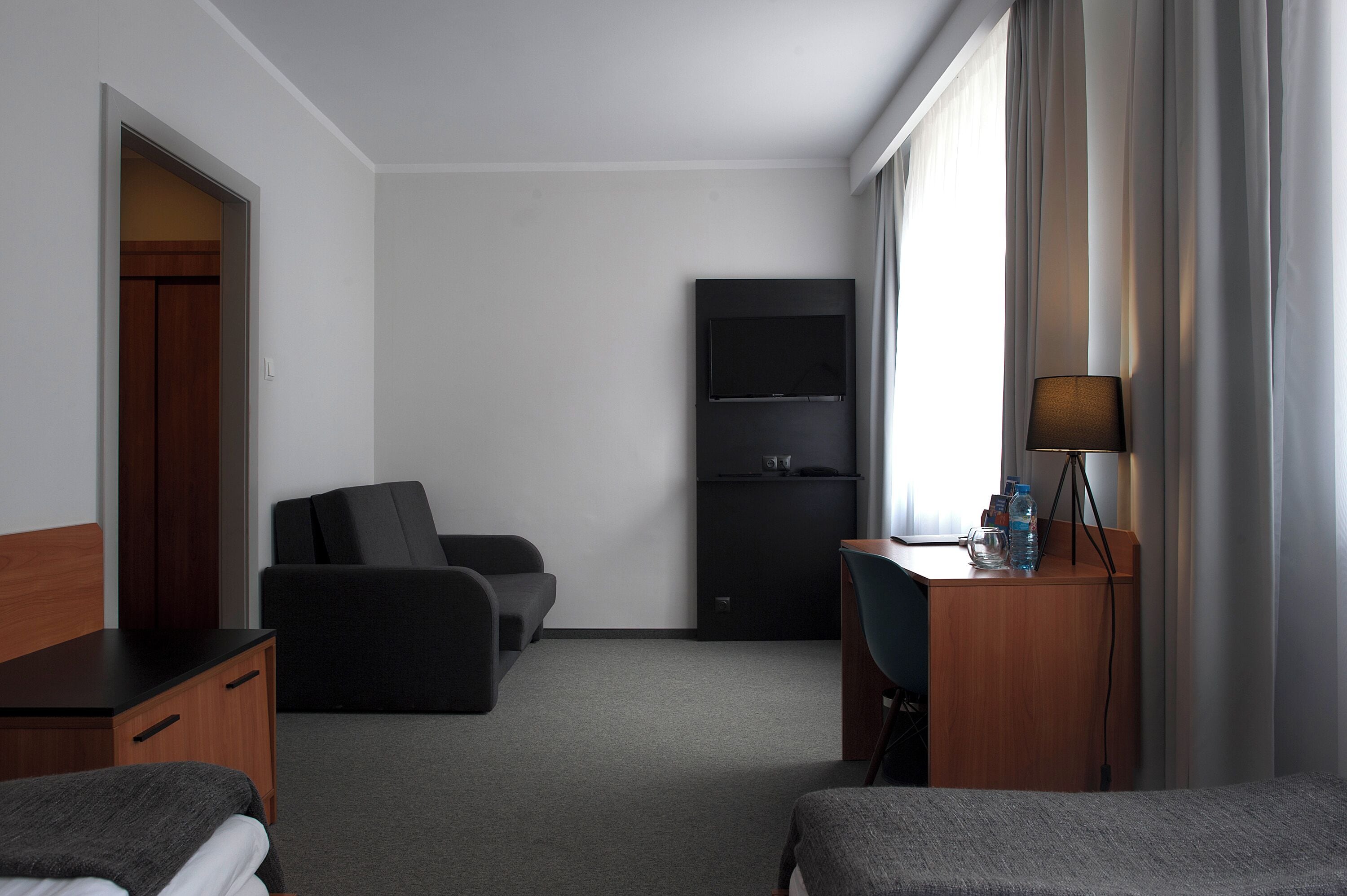 standard twin room | 1 bedroom, in-room safe, desk, iron/ironing board