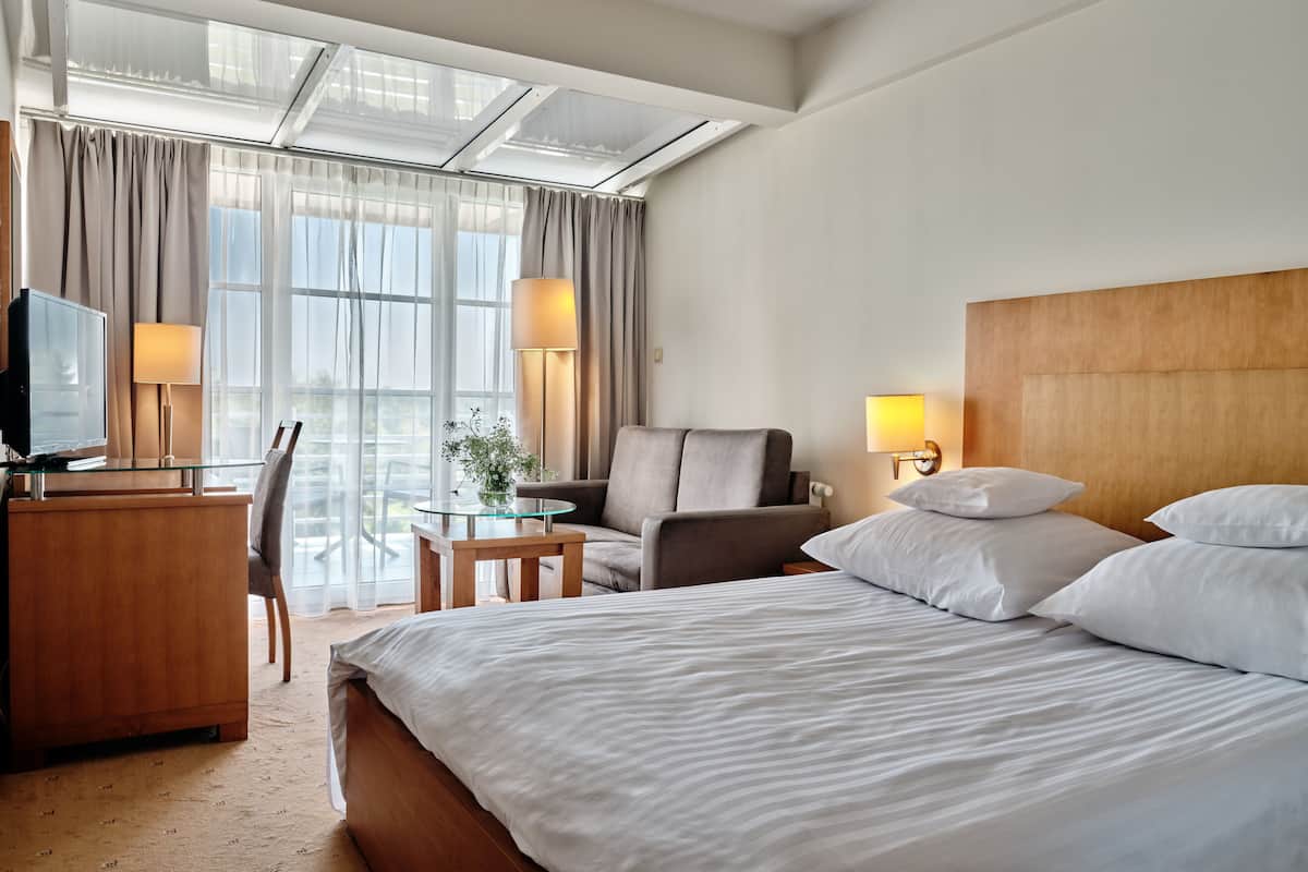 1 bedroom, in-room safe, desk, iron/ironing board