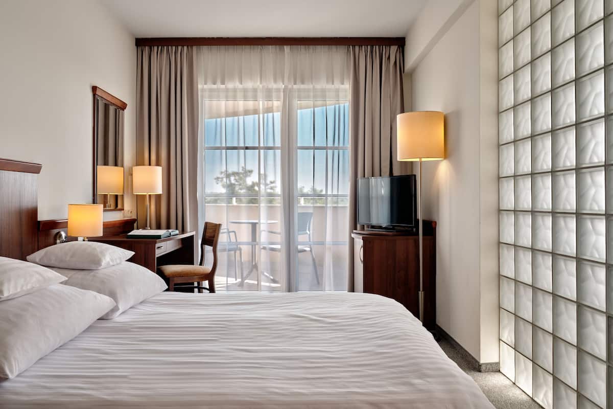 1 bedroom, in-room safe, desk, iron/ironing board