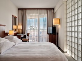 54 多间卧室、客房内保险箱、办公桌、熨斗/熨板