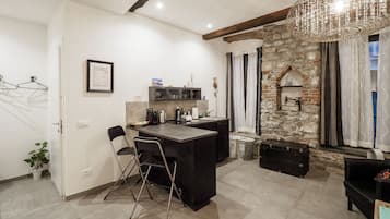 Luxury Studio | Private kitchen | Fridge, microwave, oven, stovetop