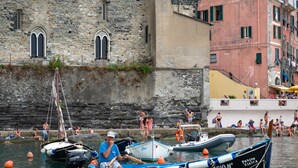 A historic stone building with arched windows and a stone wall. - Camaella Luxury Studio (Vernazza)