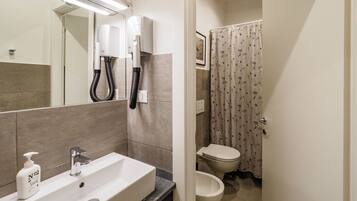 Studio Deluxe, 1 giường đôi, máy điều hòa, cạnh bãi biển | Phòng tắm | Buồng tắm vòi sen, vòi sen phun mưa