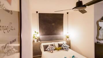 Studio Deluxe, 1 giường đôi, máy điều hòa, cạnh bãi biển | 1 phòng ngủ, truy cập Internet không dây miễn phí, bộ trải giường