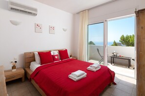 3 makuuhuonetta, tallelokero huoneessa, silitysrauta/-lauta