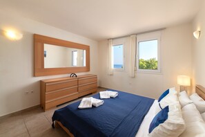 3 chambres, coffres-forts dans les chambres, fer et planche à repasser