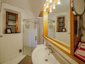 Ferienhaus, 3 Schlafzimmer, Küche | Badezimmer | Dusche, Regendusche, umweltfreundliche Kosmetikartikel, Haartrockner