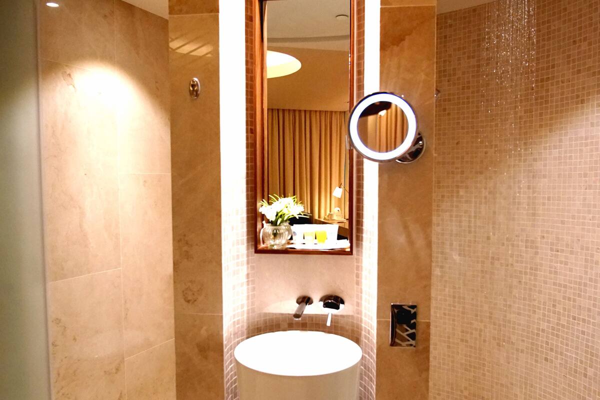 separate bathtub and shower, rainfall showerhead, free toiletries