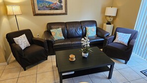 Una Smart TV, videojuegos, un reproductor de DVD, un futbolín