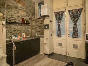 Studio | Eget kjøkken | Kjøleskap, mikrobølgeovn, kokeplater og kaffetrakter/tekoker