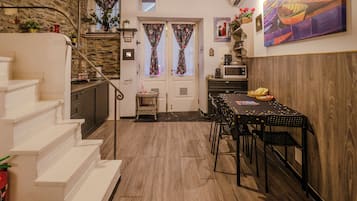 Apartment, 1 Schlafzimmer, Küche | Eigene Küche | Kühlschrank, Mikrowelle, Herdplatte, Wasserkocher mit Kaffee-/Teezubehör