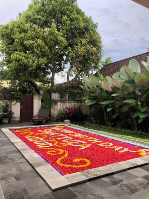 Outdoor pool, pool loungers - Dana's Place Private Villa (Ubud)