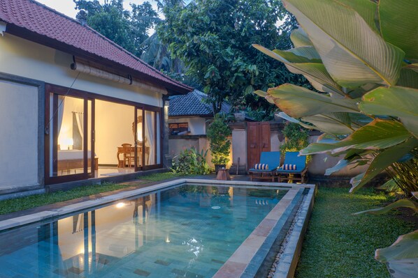 Outdoor pool, sun loungers - Dana's Place Private Villa (Ubud)