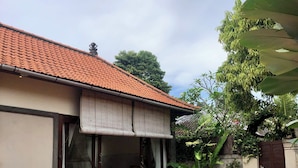 A house with a tiled roof and a covered porch. - Dana's Place Private Villa (Ubud)