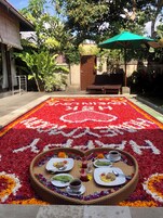 Una piscina al aire libre, sillones reclinables de piscina