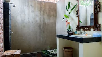 Vila Deluks, 2 kamar tidur, pemandangan kolam renang | Kamar mandi | Shower dan perlengkapan mandi gratis