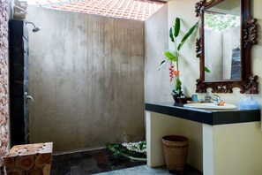 Villa Deluxe, 2 camere da letto, vista piscina | Bagno | Doccia, set di cortesia gratuito