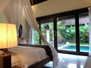 2 bedrooms, premium bedding, minibar, in-room safe