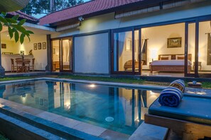 Outdoor pool, pool loungers