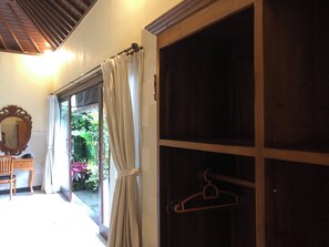 2 bedrooms, premium bedding, minibar, in-room safe