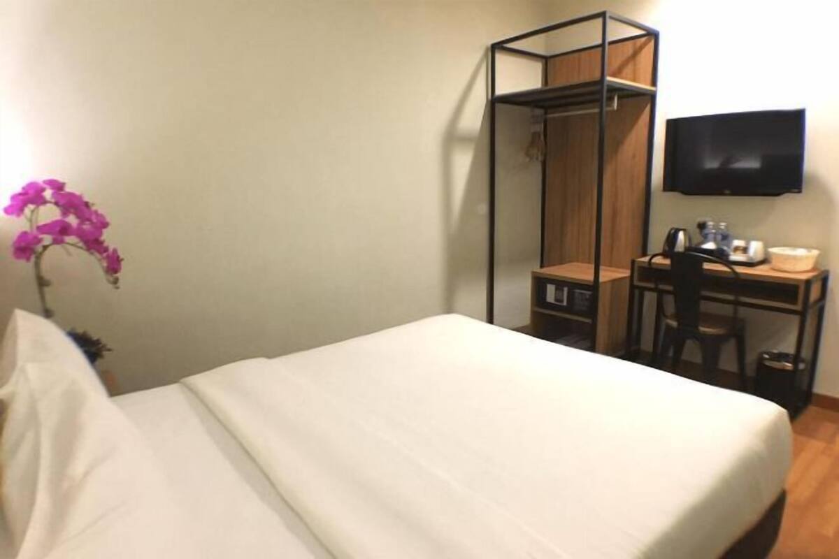 Caja de seguridad en la habitación y escritorio