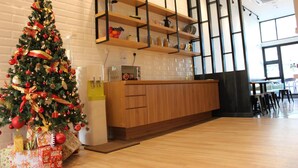 Una cocina moderna con armarios de madera, una estantería empotrada y un árbol de Navidad.