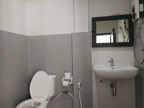 Standard Double Room | Bathroom | Shower, free toiletries - Fisherman Resort (Sam Roi Yot)