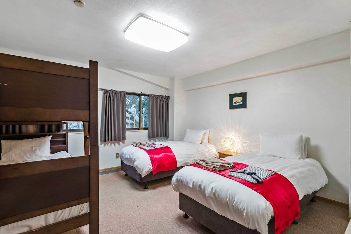 Suite, 2 chambres | 1 chambre, fer et planche à repasser, lits bébé (gratuits)