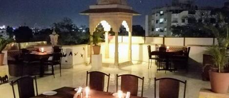 Breakfast, lunch and dinner served