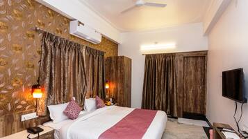 Superior Double Room, 1 King Bed | Individually furnished, desk, laptop workspace, soundproofing