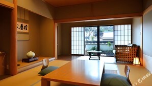 Une pièce de style japonais traditionnel, avec un sol recouvert de tatamis, une petite table en bois et des paravents en papier de riz (shoji).
