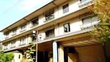Un edificio de varios pisos con techo plano y varios balcones.