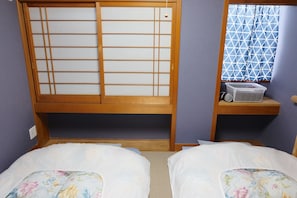 Private Economy Twin Room, Shared Bathroom | In-room safe, free WiFi, bed sheets