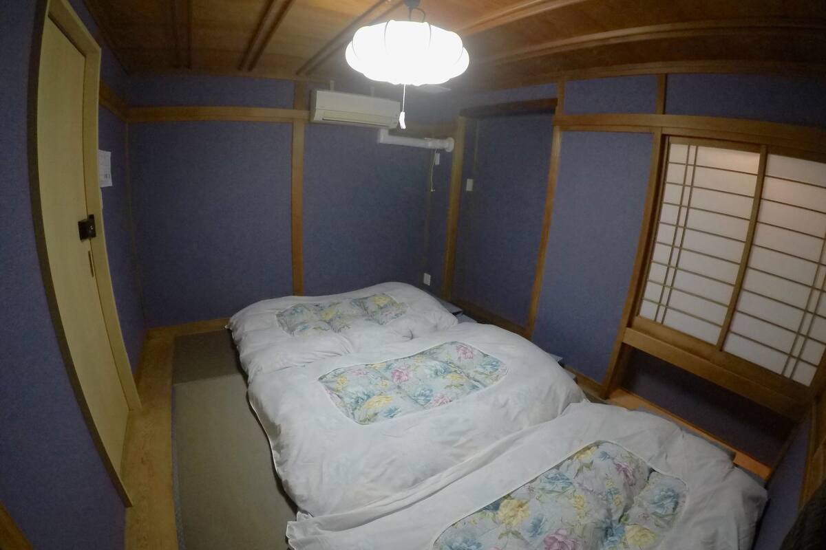 Habitación triple estándar, varias camas, baño compartido (Private) | Caja fuerte, wifi gratis, ropa de cama