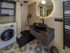 Appartement, 2 chambres, cuisine, vue sur la mer | Salle de bain | Douche, douche cascade, articles de toilette écologiques
