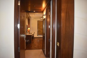 Kamar Double atau Twin Deluks, 1 kamar tidur, akses difabel, pemandangan kebun | 1 kamar tidur, seprai premium, brankas, dan meja kerja