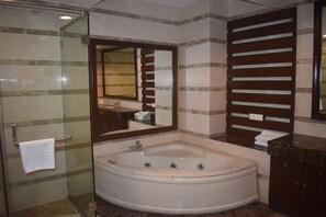 Quarto casal ou duplo luxo, 1 quarto, acessível, vista para o jardim | Banheiro | Chuveiro, produtos de toalete grátis