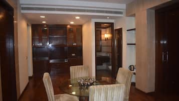 Deluxe Double or Twin Room, 1 Bedroom, Accessible, Garden View | Living room | Flat-screen TV