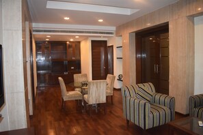 Dobbelt- eller tomannsrom – deluxe, 1 soverom, tilgjengelighetstilpasset, hageutsikt | Oppholdsområde | Flatskjerm-TV