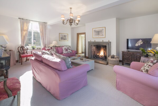 Smart-TV, Kamin, Bücher