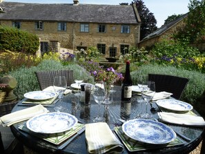 Outdoor dining - Russell Court Cottage Historic 18th-Century Cotswold Retreat in Central Broadway (Broadway)
