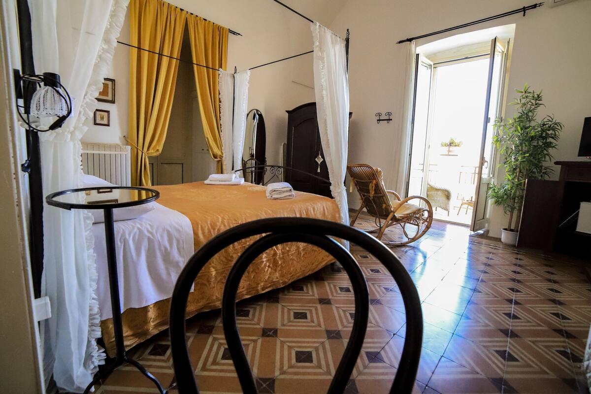 Habitación doble Confort, balcón, vista al mar | Escritorio, wifi gratis y ropa de cama
