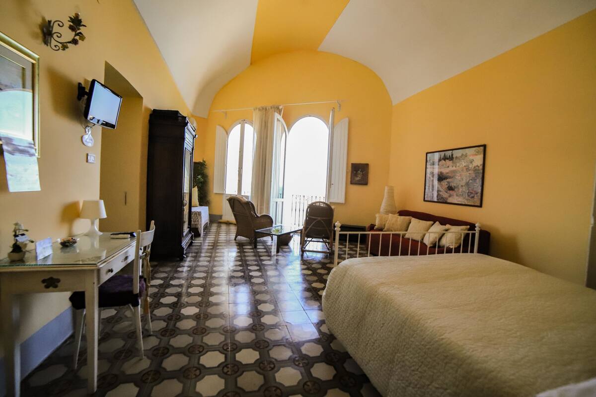 Habitación triple Confort, baño privado, vista al mar | Escritorio, wifi gratis y ropa de cama